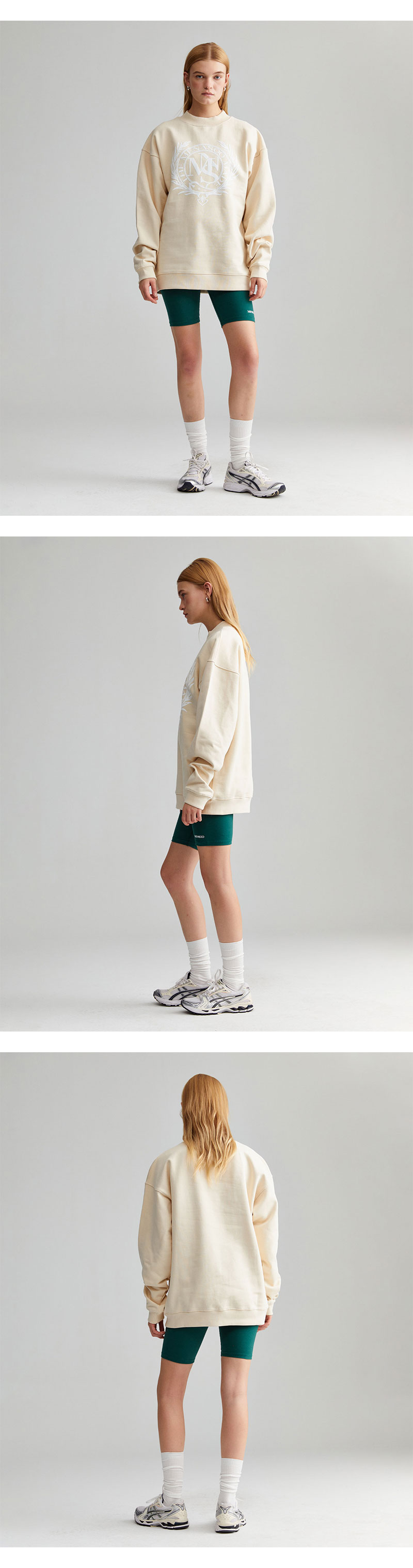 미나수(MENASOO) 남여공용 헤리티지 엠블럼 모크넥 스웻셔츠 아이보리 착용컷