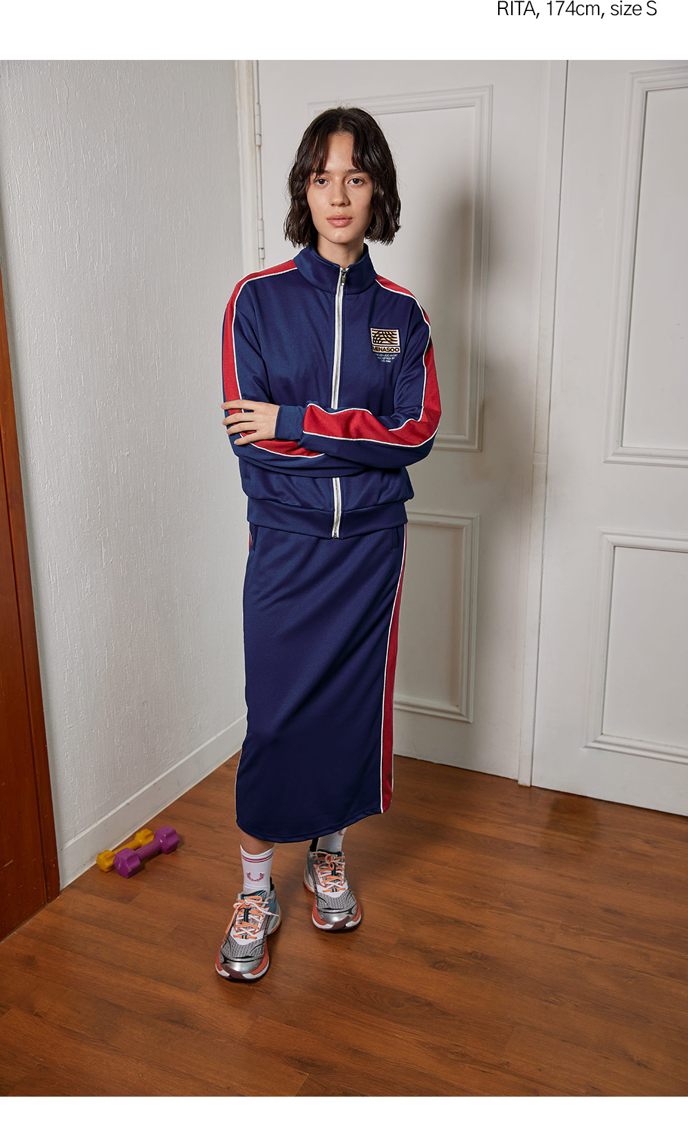 미나수(MENASOO) 사이드라인 포인트 스커트_네이비 착용컷