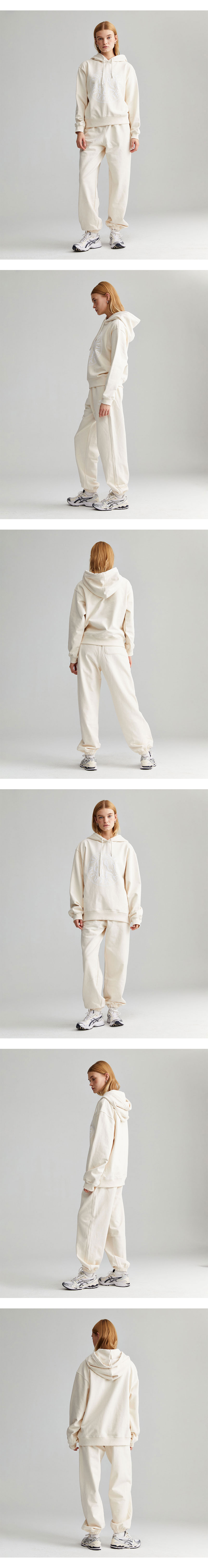 미나수(MENASOO) 써클 레터링 로고 후디_아이보리 룩북